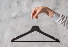 Χάνεις πολύ χρόνο για να διαλέξεις τι θα φορέσεις; Δες γιατί – και πώς να το αλλάξεις!