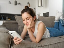 Πώς η υπερβολική χρήση οθονών επηρεάζει τον εγκέφαλο