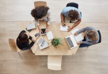 Δουλεύεις αποτελεσματικά ή απλώς πολύ; Η νέα προσέγγιση στην παραγωγικότητα