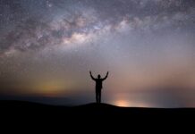 Star bathing: Η απλή βραδινή συνήθεια που μπορεί να αλλάξει τη διάθεσή σου