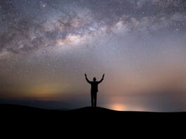 Star bathing: Η απλή βραδινή συνήθεια που μπορεί να αλλάξει τη διάθεσή σου